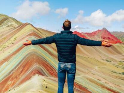 En su día 634 de viaje, @enriquealex sube hasta la cima de Winicunca para disfrutar de una vista única