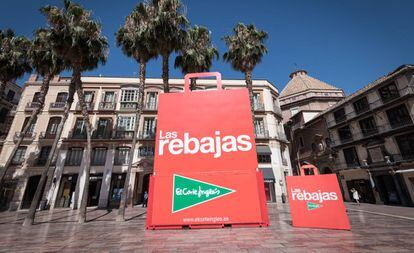 Iniciativa para promocionar las rebajas de El Corte Inglés en la Plaza de la Constitución de Málaga.