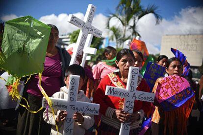 Las mujeres indígenas guatemaltecas protestan en una manifestación durante las conmemoraciones del día internacional para la eliminación de violencia contra la mujer, en ciudad de Guatemala.