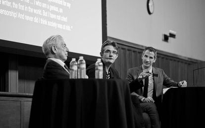 Vargas Llosa, Philippe Lançon y Rubén Gallo, en un coloquio en noviembre de 2015 en la Universidad de Princeton (EE UU). Es una de las escasas imágenes del escritor tras el atentado.