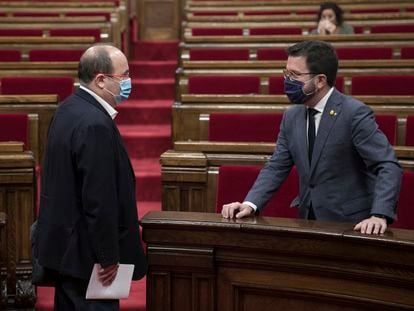 Pere Aragonès hablando con Miquel Iceta en el Parlament.