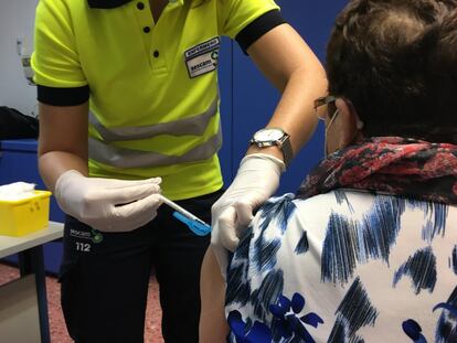 Momento de la vacunación a una mujer mayor de 80 años, en Albacete.