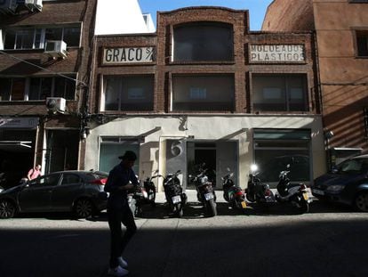 Fachada del edificio de la calle Pedro Heredia 6, en Madrid, una antigua fábrica convertida en bloque de 'lofts'.
