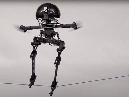 Este dron se transforma en un robot que puede caminar o montar en monopatín