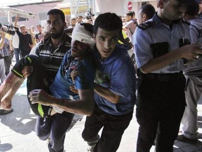 Traslado de un palestino, herido en uno de los ataques de Israel, este martes, en Gaza.