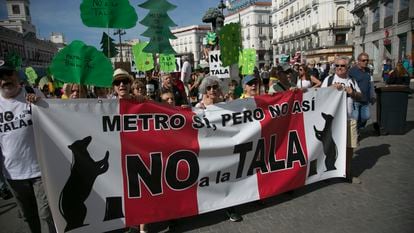 Decenas de personas protestan durante una manifestación contra la tala de árboles por la ampliación de la línea 11 de Metro, en la Puerta del Sol, el pasado 8 de octubre.