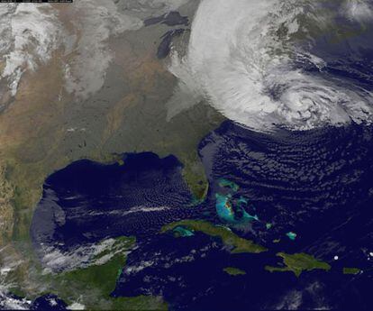 El hurac&aacute;n Sandy, sobre la costa Este de Estados Unidos, en una imagen de sat&eacute;lite tomada el lunes por la ma&ntilde;ana.