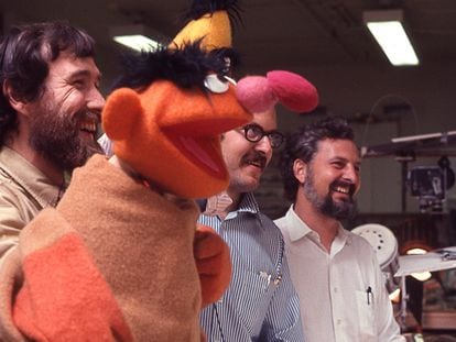 Jim Henson, Frank Oz y Jon Stone en la época inicial de Barrio Sésamo en una imagen del documental 'Street Gang: How We Got to Sesame Street'.