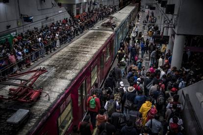 Usuarios del metro de Ciudad de México en el anden de la estación Pantitlán, en agosto de 2020.