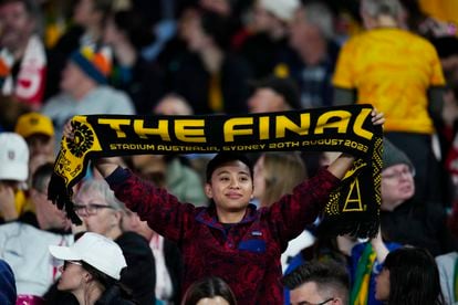 Una aficionada levanta una bufanda en el Estadio Australia de Sídney antes del encuentro.