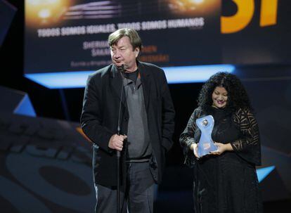 El director de cine finlandés Aki Kaurismäki (centro), durante la gala de inauguración de la 65 edición del Festival Internacional de Cine de San Sebastián.