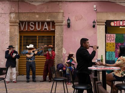 Turista en los restaurantes del centro de la ciudad de Campeche. | En video, Campeche el único Estado mexicano en semáforo verde ante la pandemia por coronavirus.  