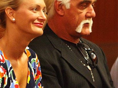 El actor Terry Bollea, conocido por interpretar el papel de Hulk Hogan, se ha divorciado de su mujer Linda. La crisis de la pareja, que llevaban 23 años casados, surgió hace aproximadamente año y medio cuando su hijo Nick estuvo involucrado en un accidente de tráfico.