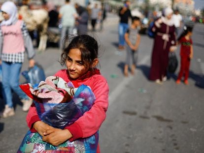 Un niña sale de Gaza durante el conflicto entre Israel y Hamas, este jueves.