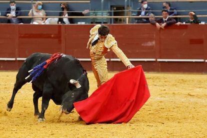 Paco Ureña torea al natural a su segundo toro.