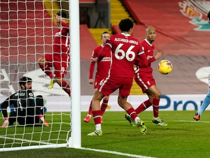 Ilkay Gundogan anota uno de los tantos del City este domingo ante el Liverpool en Anfield.