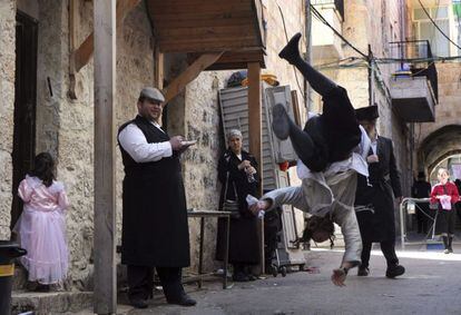 Bailes en las calles de Jerusalén para celebrar el Purim.