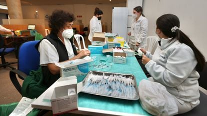 Varias sanitarias preparan la tercera dosis de la vacuna contra la covid-19, este viernes en Pontevedra.