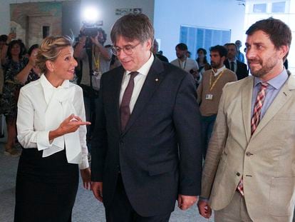 Carles Puigdemont y Toni Comín, durante la visita a Bélgica de la vicepresidenta en funciones, Yolanda Díaz.