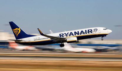 Un avión de Ryanair despega en el aeropuerto de Mallorca.