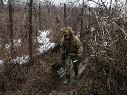 Un soldado ucranio camina junto a la frontera rusa en Donetsk, el pasado 10 de enero.