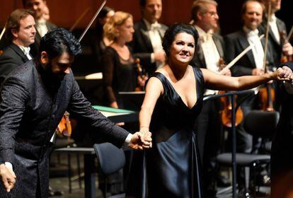 Anna Netrebko y su esposo, Yusif Eyvazov, saludan al término de la función de 