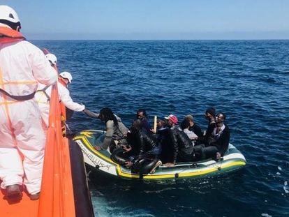 Rescate de 19 emigrantes en aguas del Estrecho el pasado martes. 