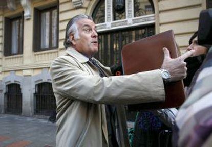 Luis Bárcenas, fotografiado el martes a la salida de su domicilio.