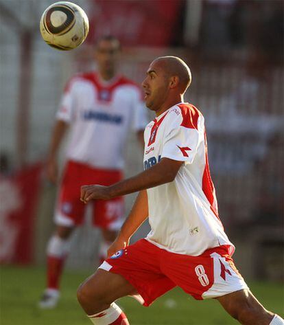 El jugador del Argentinos Juan Mercier lleva el balón en una jugada del partido de la victoria.
