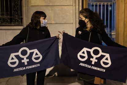 Dos concentradas frente al Ayuntamiento de Igualada muestran pancartas con el lema "justicia feminista".