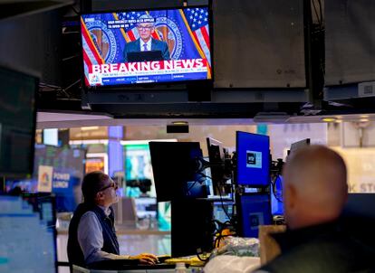 Operadores de la Bolsa de Nueva York siguen el discurso de Jerome Powell, presidente de la Fed, el 20 de marzo. 