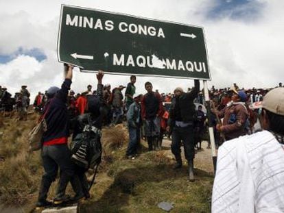 Manifestantes destruyen un cartel de la empresa responsable del proyecto minero en la región peruana de Cajamarca.