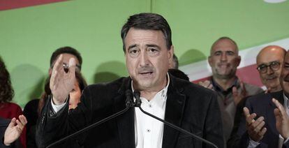 El portavoz del PNV en el Congreso de los Diputados, Aitor Esteban durante su intervención en la sede del PNV en Bilbao.