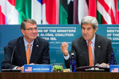 Los secretarios de Defensa y Estado, Ash Carter y John Kerry, en la cumbre contra ISIS