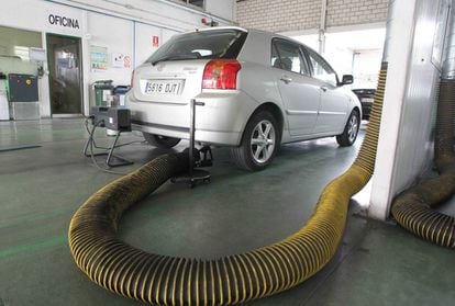 Un coches realiza la prueba de gases en la inspección de la ITV.