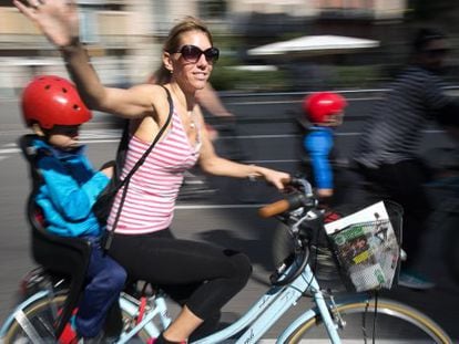 Una de las participantes en una &#039;bicicletada&#039; en Barcelona.