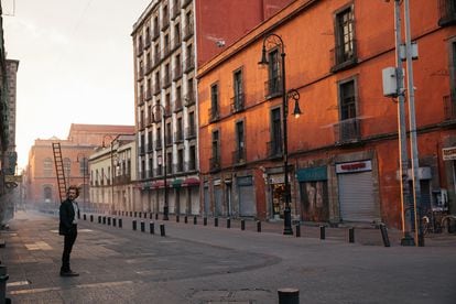 Daniel Giménez Cacho en un fotograma de 'Bardo', rodada en las calles del Centro Histórico de Ciudad de México.