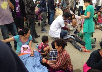 Los servicios de emergencias atienden a heridos por el terremoto en el exterior del hospital Medicare en Katmandú.