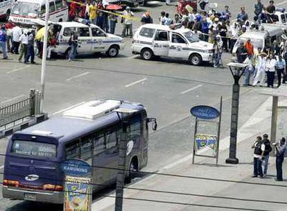 El autobús secuestrado esta madrugada en Manila, acordonado por la policía filipina.