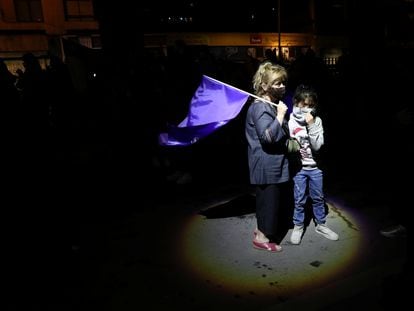 Una mujer y una niña pasean con una bandera por las calles de Santiago de Chile, el día que se celebró el referéndum sobre la nueva Constitución, el pasado 25 de octubre de 2020