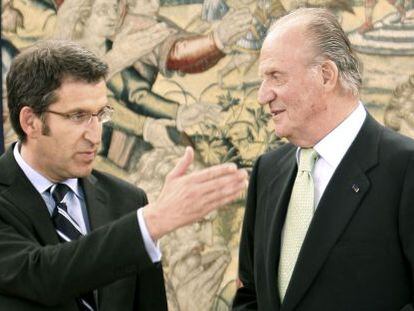 Feijóo (izquierda) con el rey Juan Carlos, en abril de 2009