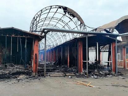 Un mercado de Chernihiv, destruido por los ataques rusos, este miércoles.