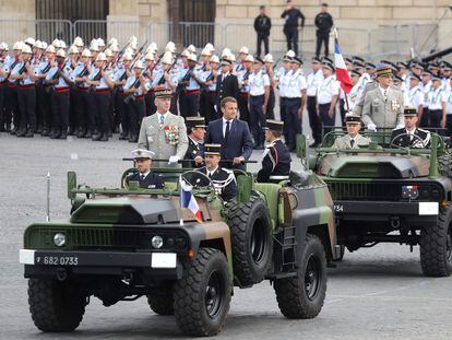 El presidente francés, Emmanuel Macron, de pie en el 'jeep', durante la celebración del Día Nacional de Francia, este 14 de julio, en París.