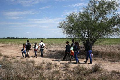Migrantes centroamericanos, en Roma, Texas, el pasado jueves.