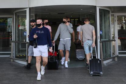 Un grupo de británicos, en el aeropuerto de Ibiza, el pasado domingo.