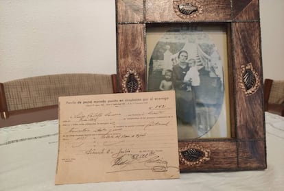 Recibo de Ramiro Montoya sobre una fotografía de su abuela, fallecida en 1940.