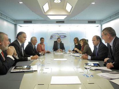 De izquierda a derecha, Mayor Oreja, Gonz&aacute;lez Pons, Arenas, Cospedal, Rajoy, Mato, S&aacute;enz de Santamar&iacute;a, Garc&iacute;a Escudero y Ruiz-Gallard&oacute;n; ayer, en la sede del PP. 