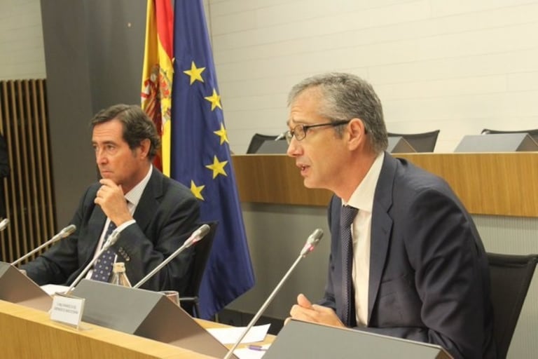 El presidente de CEOE, Antonio Garamendi (a la izquierda), y el gobernador del Banco de España, Pablo Hernández de Cos, este miércoles.