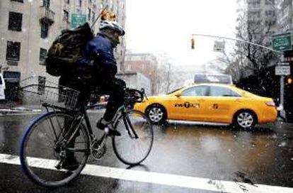 A pesar de que la Gran Manzana es conocida por sus atascos, cada vez son más los neoyorquinos que se montan sobre dos ruedas para disfrutar de la ciudad con los más de 400 kilómetros de carriles bici que se han instalado en los últimos cinco años y los más de 300 kilómetros de vías verdes. EFE/Archivo