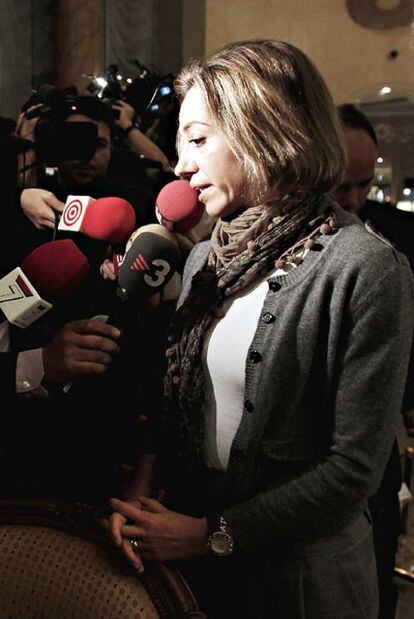 La ministra de Defensa, Carme Chacón, responde a periodistas.